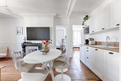 TV and multimedia, Kitchen or kitchenette, Living room, Seating area, Dining area