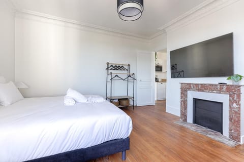 Communal lounge/ TV room, Bed, Photo of the whole room, Bedroom