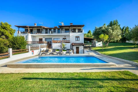 Property building, Day, Natural landscape, Garden, Garden view, Pool view, Swimming pool, sunbed