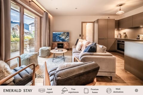 TV and multimedia, Kitchen or kitchenette, Living room, Seating area