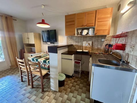 TV and multimedia, Dining area, minibar, stove