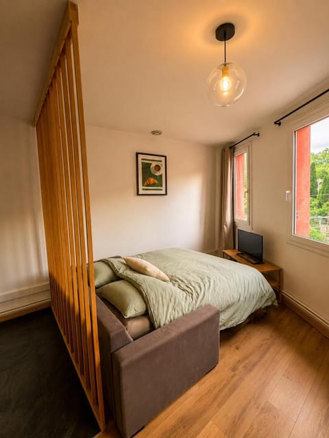 Bed, TV and multimedia, Photo of the whole room, Bedroom