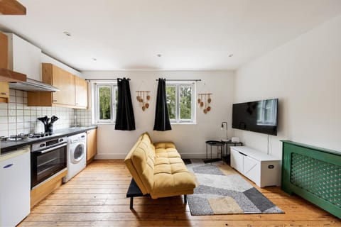 TV and multimedia, Kitchen or kitchenette, Living room, Seating area