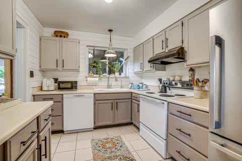 Close to Golf and Casinos! Sun City Getaway House in Sun City