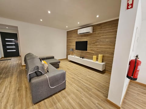 Communal lounge/ TV room, Living room, Seating area, air conditioner