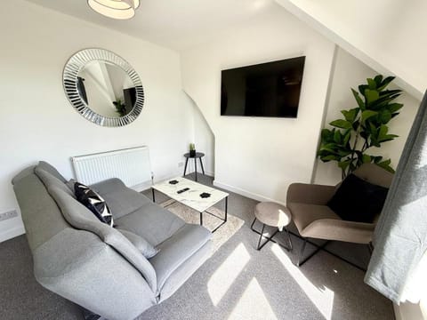 TV and multimedia, Living room, Seating area, Evening entertainment