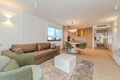 TV and multimedia, Kitchen or kitchenette, Living room, Seating area, Dining area