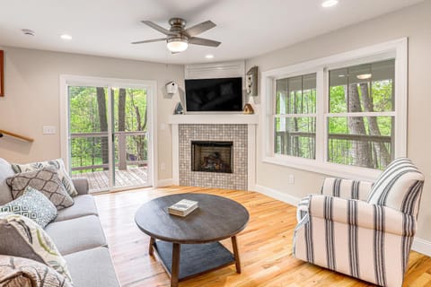 Farm On-Site Mtn-View Cottage in Hendersonville! House in Flat Rock