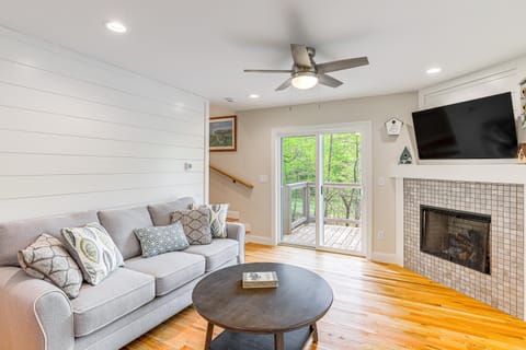 Farm On-Site Mtn-View Cottage in Hendersonville! House in Flat Rock