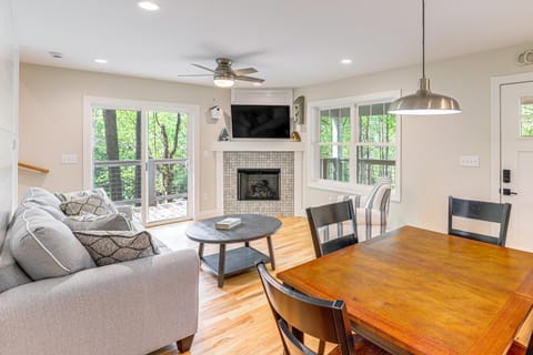 Farm On-Site Mtn-View Cottage in Hendersonville! House in Flat Rock