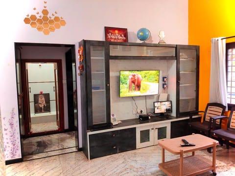 TV and multimedia, Living room, Seating area