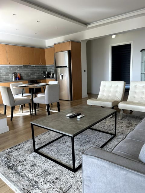 Kitchen or kitchenette, Living room, Seating area, Dining area