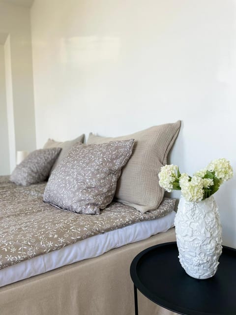 Bed, Photo of the whole room, Seating area, Bedroom