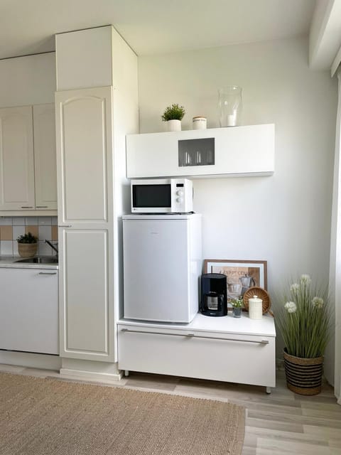 Coffee/tea facilities, Kitchen or kitchenette, oven, stove, toaster