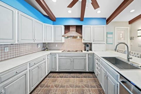 The Creek Resort - Revamped Chic 4BR Haven with Massive Pool, Hot Tub, and Outdoor Space Villa in Coconut Creek