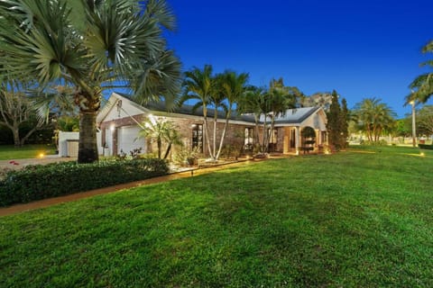 The Creek Resort - Revamped Chic 4BR Haven with Massive Pool, Hot Tub, and Outdoor Space Villa in Coconut Creek