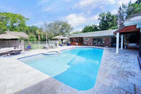 Upgraded Lux Retreat in Coconut Creek with Pool and Hot Tub Apartment in Coconut Creek