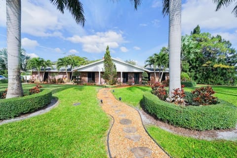 Upgraded Lux Retreat in Coconut Creek with Pool and Hot Tub Apartment in Coconut Creek