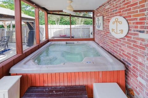 Upgraded Lux Retreat in Coconut Creek with Pool and Hot Tub Apartment in Coconut Creek