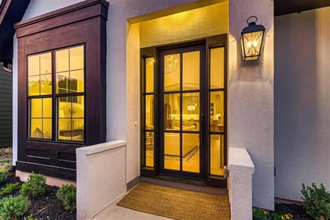 Stunning home - walk to square & heated pool House in Georgetown