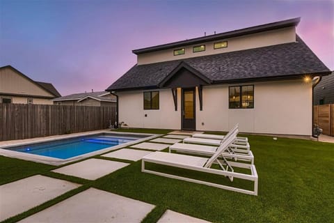 Stunning home - walk to square & heated pool House in Georgetown