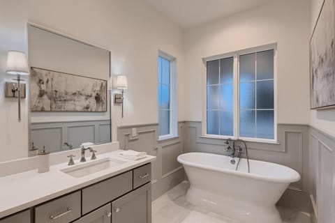 Stunning home - walk to square & heated pool House in Georgetown