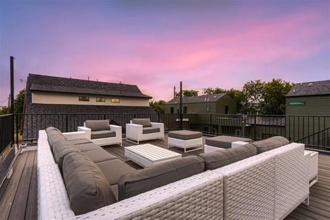 Stunning home - walk to square & heated pool House in Georgetown