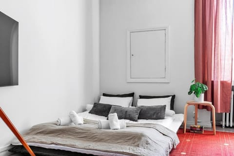 Red Bauhaus Kamppi Square 35m tram bus Wi-Fi Apartment in Helsinki