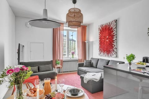 Red Bauhaus Kamppi Square 35m tram bus Wi-Fi Apartment in Helsinki