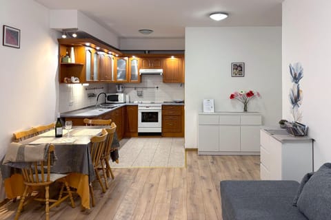 Coffee/tea facilities, Kitchen or kitchenette, Living room, Seating area, Dining area, Evening entertainment, Food, Dinner, dishwasher, internet, oven, stove, toaster