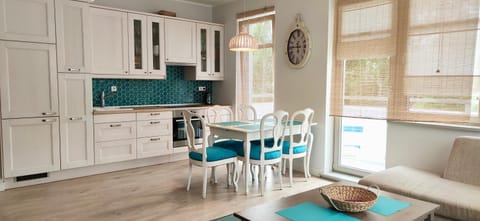 Kitchen or kitchenette, Dining area, oven