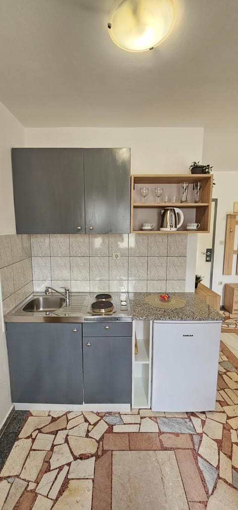 Kitchen or kitchenette, minibar, stove