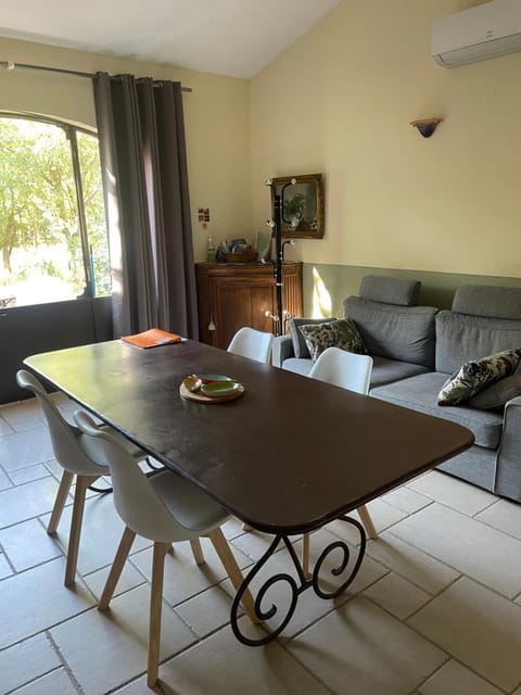 Le Bois De La Cour House in Apt