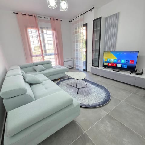 Communal lounge/ TV room, TV and multimedia, Living room, Seating area, Evening entertainment