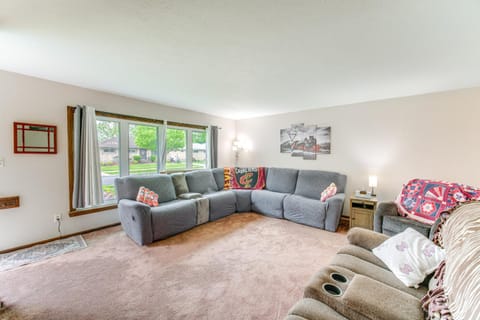 8 Mi to Cleveland Family Home with Fenced Backyard! House in Brooklyn