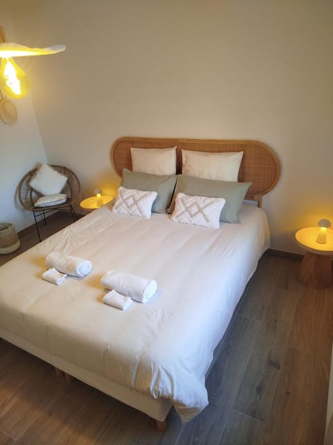 Photo of the whole room, Bedroom