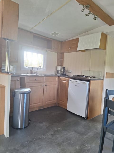 Gezellige Stacaravan nr 7 op Mini-Camping Klaproosje 4 personen Campground/ 
RV Resort in Zeeland, Netherlands