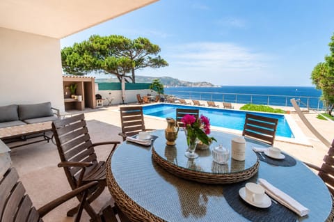 Day, Natural landscape, View (from property/room), Dining area, Pool view, Sea view, Swimming pool, sunbed