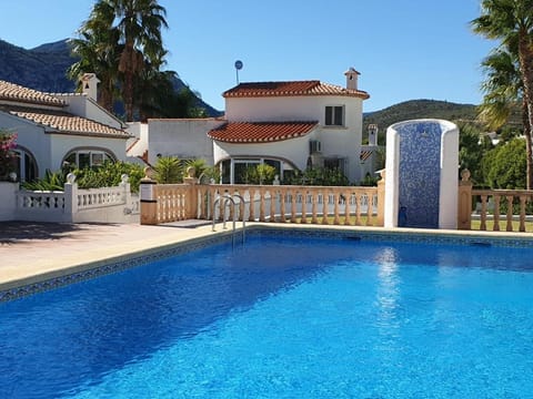 Property building, Swimming pool, sunbed