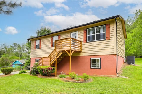 3 Mi to Dtwn Asheville Duplex with Spacious Yard! House in Asheville