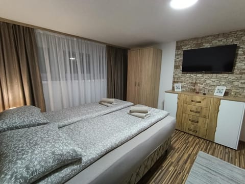 Communal lounge/ TV room, Bed, TV and multimedia, Bedroom, wardrobe