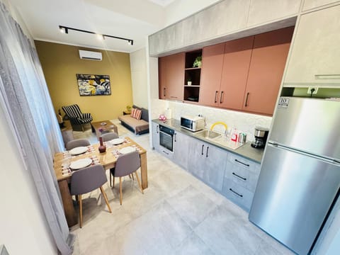 Coffee/tea facilities, Living room, Seating area, Dining area, microwave, oven, stove