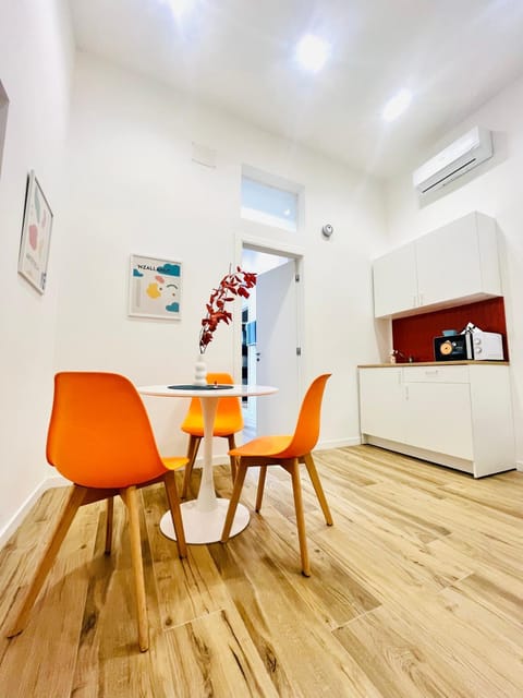 Kitchen or kitchenette, Living room, Seating area, Dining area