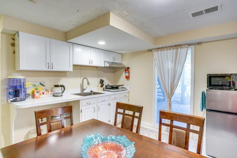Coffee/tea facilities, Kitchen or kitchenette, Dining area, pet friendly, stove