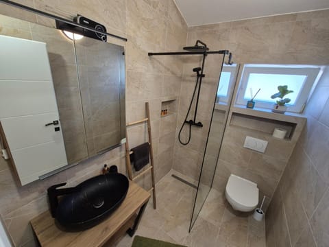 Shower, Toilet, Bathroom, towels