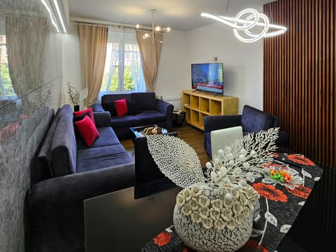 Communal lounge/ TV room, TV and multimedia, Living room, Seating area, Evening entertainment