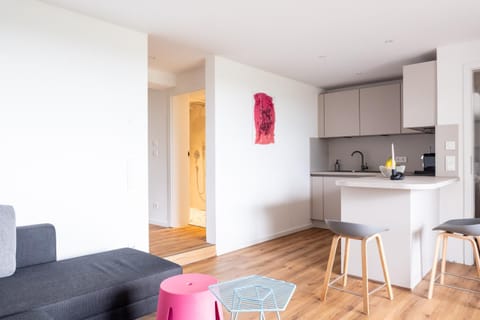 Kitchen or kitchenette, Living room, Seating area, Dining area