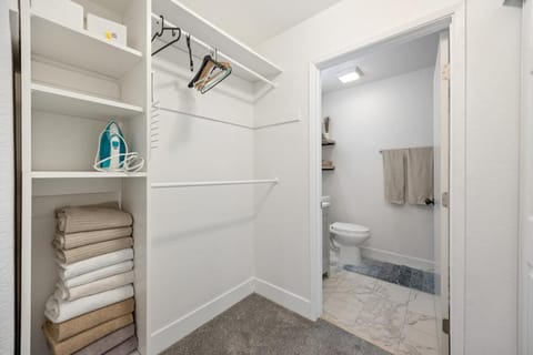 Modern Downtown Escape Sleeps 10 House in Sacramento