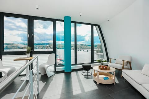 View (from property/room), Seating area, Dining area, Lake view