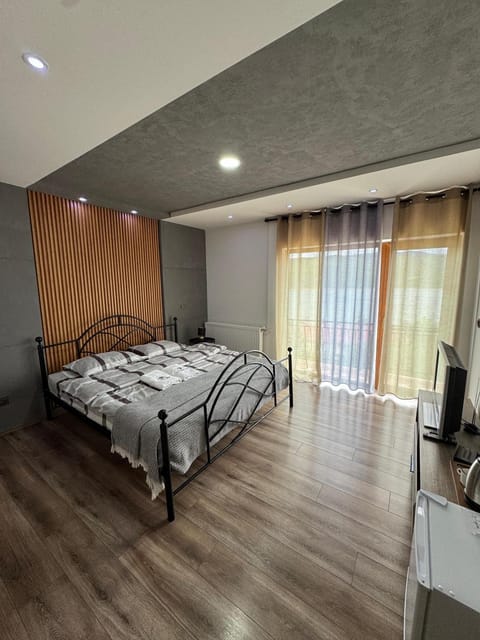 Bed, TV and multimedia, Photo of the whole room, Bedroom, hair dresser